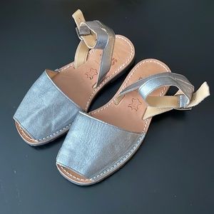 Ankle Strap Pons Avarcas in Metallic Silver, Size 7